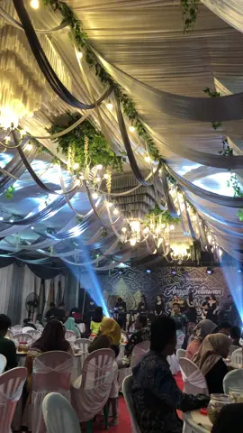Wedding party nya kaka😍 #fypシ #purwokertoviral #dekorasiwedding #dekorpurwokerto #muapurwokerto #ajibarangviral #muaajibarang #weddingtiktok #fotograferpurwokerto #dekorajibarang #purwokerto #weddingorganizer #dangdutan #oqinawa #viral 