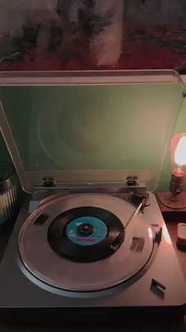 #vinyltok #vinylrecords #vinyl #song #frankievalli #canttakemyeyesoffyou 