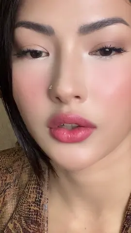 Trying tart maracuja juicy lip plump for everyone which is similar to rare beauty jelly lip oil ✨ #tartjuicylip #tartmaracuja #rarelipoil 