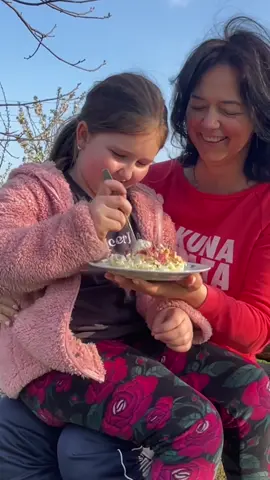 Sałatka gyrosowa ideala na majówkę składniki: marynata : sól pieprz czosnek papryka wędzona , słodka i szczypta ostrej ( opcjonalnie )600 g piersi z kurczaka 3 cebule słoik papryki konserwowej ogórków konserwowych puszka kukurydzy kapusta pekińska majonez ketchup sól pieprz oliwa masło #sałatka #majówka #kurczak #mięso #kuchniapolska #polskakuchnia #obiad #obiadydomowe #przepis #przepisy #jedzenie #domowejedzenie #gotowanie #polishfood 