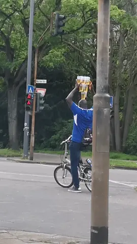 #bier #köln #bieraufdemkopf #schalkefan #körperbeherrschung #verrückt  #bike #talent #tiktoker #fahrradfahren 