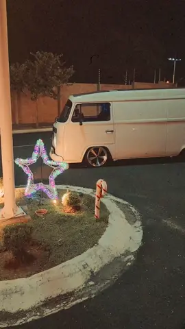 Furgão na pancada! 🔥 . . 🎥 @t1000cars . . . #aircooled #aircooled_world #volksworld #vwlife #volkswagen #carrosantigos #vwbus #clipper #tetoalto #kombicorujinha #corujinha #volksvagem #kombilovers #rebaixados #hotweels #antigos #classicos  #campervan #vw #volks #vwbusLove #vwkombi #kombilovers #vwcamper #kombiculture #cars #kombibrasil #buslove  __________________________ I n  J e s u s  w e  t r u s t
