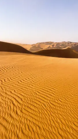 هناك علاقة روحية بين الانسان والصحراء رغم قسوتها هل تتفق ؟!   #صحراء_الربع_الخالي #السعودية #انتماء #foryou #fyp #تصويري 