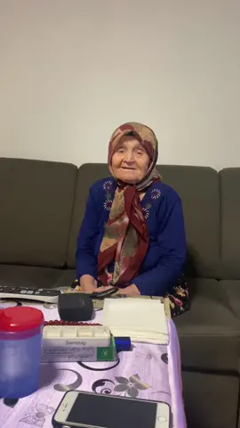 sinirlenince almancası sular seller gibi.. 😅🫶🏻#grandma #lustig #saymashallah #komik #funnytiktok #deutschtürkisch #komedi #comedy #comedyvideo #saygodisgood #funnyvideos #babaanne #gülmek #tiktokdeutschland #lustigevideos #nine #fashiontiktok #funnyvideo #oldpeople #nene 
