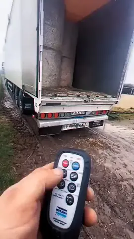Walking floors (AKA moving floors) are hydraulically controlled floors used to move loads in hard to reach places within trucks😎 . 🎥@skilled_guys . #engineering #truck #trucking #truckdriver #mechanicalengineering #design #Tech #technology #innovation #inventions #amazing 