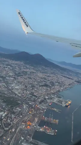 Decollo da napoli, la meraviglia #napoli #virnapoliepomuor #vesuvio #napoliscudetto #bellanapoli #ryanair  @Ryanair 