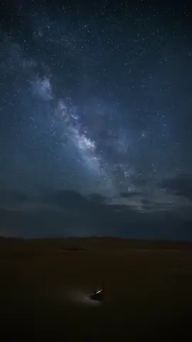 مساء الخير 🌌 في تلك الليلة ومع تحري هلال شوال، واعلان العيد، انشغل الجميع بالاستعداد للعيد، فقررت ان ابتعد قليلاً، ليس قليلاً بل سلكت طريق يبعد 5 ساعات، واقتربت من شيء قريبٌ الى قلبي، ذهبت الى ابعد مدى، ذهبت الى الظلام الدامس، الى الاجواء اللطيفة والهدوء، الى الجلوس وحيداً لتأمل هذا المنظر البديع ونحن بمنتصف موسم مجرتنا مجرة درب التبانة، فمع صعوبة الاجواء للتصوير بسبب الغطاء السحابي الا انه انقشع لاحقاً ليظهر هذا الجمال الخفي وراء السحاب، تتلألأ ملايين النجوم في السماء ومآت الشهب في منظر رباني بديع يستحق التأمل حتى الصباح ، اتمنى ان ينال اعجابكم 🌌🌹 ' ' ' ' ' ' #uae #abudhabi #dubai #sharjah #rasalkhaimah #khorfakkan #stars #milkyway #timalapse #canon #amazing #astrophotography #night #الامارات #نجوم #سحب #مجرة #درب_التبانة #دبي #الشارقة #خورفكان #خيال #ليل #ظلام #فضاء #تصوير #روعة #كانون