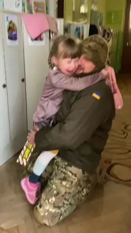 Daddy's home! Emotional moment Ukrainian father surprises his 3-year-old daughter as he returns home for the first time since the outbreak of war with Russia 13 months ago. #Ukraine #ukraine🇺🇦 #Ukrainian #reunion #father #dad #daddy #papa #papá #viral #goodnewsmovement #good #goodnews #goodnewscorrespondent #goodnewsnow #goodnewsontiktok #goodnews_movement #goodnewsfeed #bekind #kindness #letschangetheworld #spreadlove #spreadkindness #letschangetheworldwithkindness