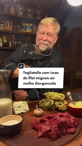 Tagliatelle com Iscas de Filet Mignon ao molho Gorgonzola. 👨🏼‍🍳 Ingredientes: - Massa (usei Tagliatelli) - Gorgonzola - Alho - Azeite - Filet Mignon - Manteiga - Farinha de trigo - Leite #receita #cozinhando #massa #filetmignon