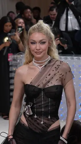 Star-struck, just absolutely star-struck ✨ #GigiHadid auf der #MetGala #redcarpet [📷 Getty Images]