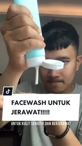 Akhirnya nemu facewash utk kulit berjerawat dan sensitif!!! Teksturnya lembut bangett!! Dan ga bkin keringg!!! Fixxx facewash favorit akuh!! #skintificid #facewash #lowphcleanser 