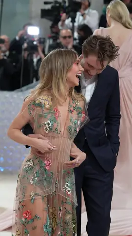#robertpattinson #sukiwaterhouse #met #metgala #karllagerfeld #nyc 