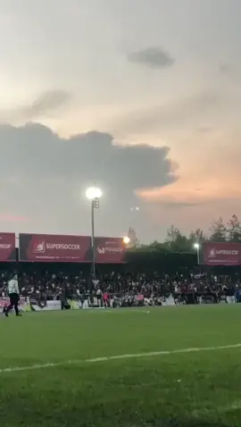 Kasabian - Goodbye Kiss bersama langit senja kota Bandung. . Belum kiss eehhh udah goodbye chuakkksss... #riversideforest #riversideforestfc 