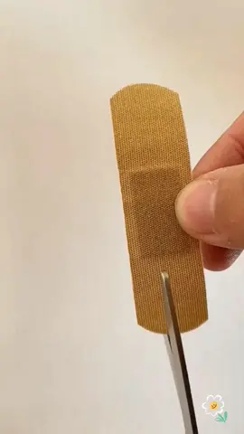The correct way to apply a Band-Aid#household #lifehacks #lifetips