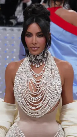 #MetGala2023 : Signature de la maison #Chanel, le #MetGala s’habille de perles : @Kim Kardashian portait une robe avec ce détail mode omniprésent, signée #Schiaparelli, en hommage à Karl Lagerfeld. #metgala2023