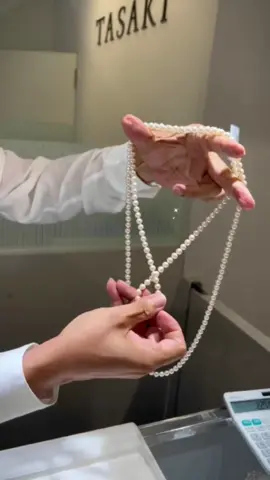 The Japanese master teaches you how to wear pearls in a fancy way.#pearl #Fashion #jewelry 