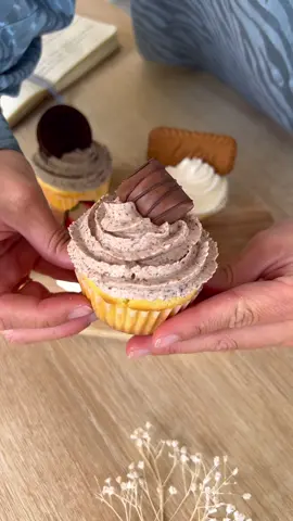 Cupcakes 🧁  La recette des muffins ultra moelleux est dans la vidéo précédente ! Ingrédients crème mascarpone (pour une dizaine de muffins) - 300g de mascarpone  - 20cl de crème liquide entière  - 50g de sucre glace  Spéculos : Garniture : crème de spéculos  Pochage : crème mascarpone vanille Fraise : Garniture : purée de fraises  Pochage : crème mascarpone vanille  Oreo : Garniture : brisures d’oreo  Pochage : crème mascarpone à l’oreo Kinder : Garniture : chocolat au lait + pralin Pochage : crème mascarpone au chocolat au lait  #Recipe #recette #recettefacile #foryou #fyp #dessert #patisserie #EasyRecipe #food #cupcake #muffins #cupcakedecorating 