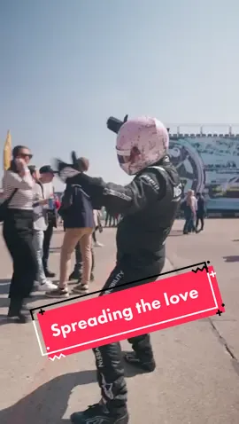 Love makes the world Mo round! 🥰🥰🥰 @nissan #NissanFormulaE #FeelElectric #SpreadTheLove #FreeHugs