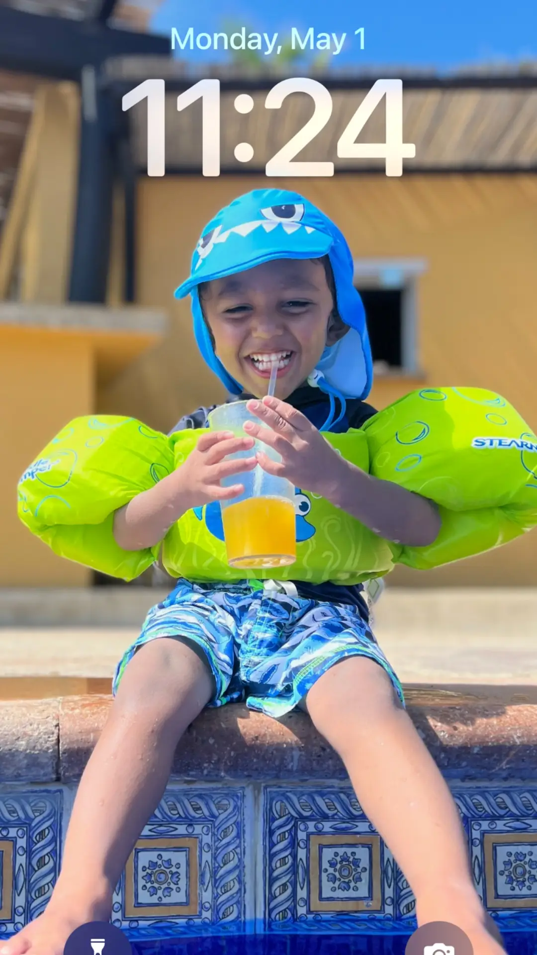 This is what you’d see😍🤩😇 #happybaby #poolside #fyp #loscabos #lockscreenchallenge 