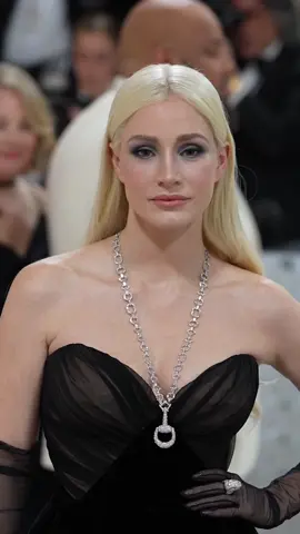 Who is she? #MetGala 2023 with @Charlotte Tilbury #CharlotteTilbury 