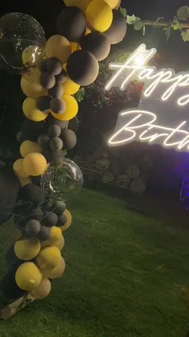 El toque ideal para ese día tan especial 🎉🥂 #decoracionesparaeventos #decoraciondeeventos #letrerosneon #letrerosluminosos #neonsign #happybirthday #felizcumple 