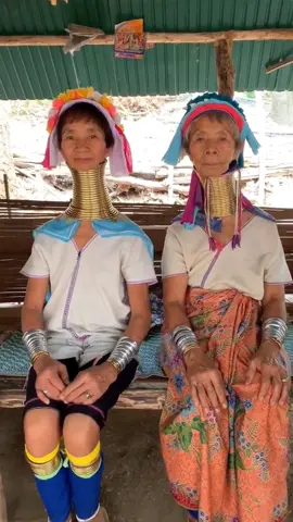 Women of the Kayan tribes identify themselves by their forms of dress as well as wearing neck rings, brass coils that are placed around the neck, appearing to lengthen it. Young girls begin to wear rings when they are around 5 years old. Over the years, the coil is replaced by a longer one and more turns are added.