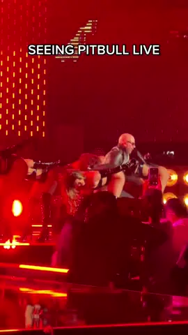 mr. worldwide is electric ⚡️⚡️⚡️ #pitbull #latinmusic 