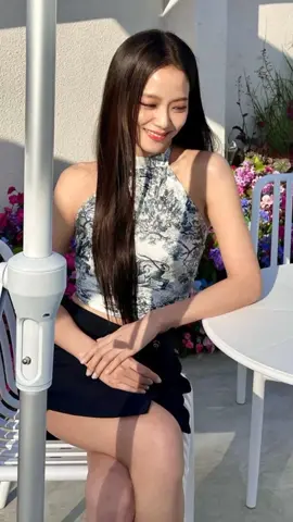 jisoo rambut lurus cantiknya gak manusiawi bangeeeettt 😳😘😘😘#kimjisoo #jisoo #blackpink #dior 