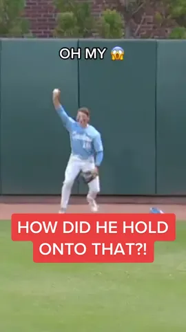 This catch is incredible. 🤩 🎥: @ESPNatbat 