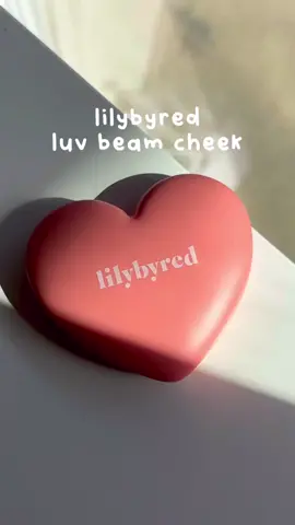 Em phấn má hồng đến từ nhà Lilybyred có thiết kế hình trái tim xinh xắn, với màu vỏ trùng với màu phấn bên trong. Phấn má hồng chứa các hạt phấn mịn, với các hạt ngọc trai làm đôi má nổi bật. Chứa thành phần dầu hoa hồng và nước giúp mềm mại bên ngoài và ẩm bên trong, mang lại cảm giác da căng bóng, mịn màng. Độ bám màu ưu việt, giữ màu lâu trong nhiều giờ liền#trending #tiktok #xuhuong #viral 