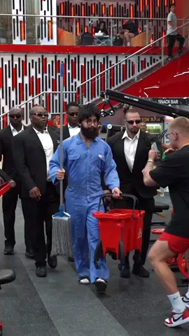All eyes on me 😎 #anatoly #gym #prank #cleaner #anatolyprank 