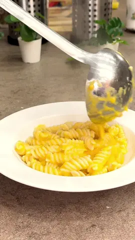 Pasta facile con crema di carote e pecorino, ricetta economica di un primo piatto veloce e saporito! Ingredienti per 4 persone 360 g di pasta corta 350 g di carote 120 g di patate 100 g di pecorino romano 1 pezzetto di cipolla Peperoncino (facoltativo) 2 cucchiai di olio evo Sale q.b. #carlogaiano #carote #ricettadasalvare