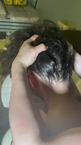 Το μασάζ αυχένα επικεντρώνεται στους μύες γύρω από την περιοχή του λαιμού και των ώμων. Έχει ως στόχο να μειώσει τους πονοκεφάλους, να αυξήσει το εύρος κίνησης του αυχένα και να μειώσει τους μυϊκούς σπασμούς. Σε συνδυασμό με μασάζ κεφαλής  ανακουφίζει τα συμπτώματα του πονοκεφάλου, μειώνει το άγχος και χαλαρώνει τους μυς της κεφαλής. Ποια είναι τα οφέλη του; To μασάζ κεφαλής χρησιμοποιείται συχνά για:  - Μείωση της έντασης. - Ανακούφιση του πόνου ημικρανίας και πονοκεφάλου.  - Μείωση του άγχους.  - Αύξηση της χαλάρωσης.  - Μείωση της αρτηριακής πίεσης.   Για να κλείσετε το ραντεβού σας μαζί μας επικοινωνήστε στο : +30 6985843628 (what’s app) Στείλτε μας μήνυμα στο προφίλ μας Κλείστε το ραντεβού σας στο online booking μας. #massage #massagetherapy #spa #relax #wellness #beauty #massagetherapist #SelfCare #chairmassage 