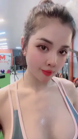 Đi tập muộn 1 xíu, nghỉ lễ thêm mấy kí e bé mỡ 🥲 #gym 
