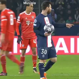 Musiala looking at his idol. #messi #psg 