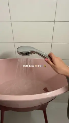 Baby bath time. 👶🏼🛁🫧🤍 #babyroutine #bathtime #babybath #babyfever #babytok #MomsofTikTok #momtok #bathtimeroutine #baby #babygirl #horadobanho #banhodobebe 