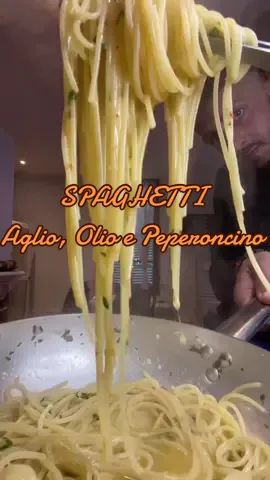 RECETTE | Spaghetti Aglio, Olio e Peperoncino 🌶️🍝 E voila Cumpa, une des recettes les plus facile à réaliser et tellement bonne a manger 😜 Retrouvez toutes les informations ci dessous, et dites moi les recettes aue vous voudriez voir. BUON APPETITO A TUTTI 🔥🇮🇹 Ingredients : (2 personnes)  • 250g Spaghetti  • 1 gousse d’ail • Piment (selon vos goûts)  • Huile d’Olive.  • Basilic  REMARQUE :  • Éteindre le feu avant de mettre l’ail, (et le piment si il est en poudre ou sec)  • Tourner les spaghetti avec une fourchette, ou des baguettes ou autres.  • Une bonne huile d’olive fait toute la recette.  #aglioolioepeperoncino #fyp #spaghetti #cuisineitalienne #basilic #recette #recettefacile #recetterapide #recettesimple #pasta #cuisinefacile #cuisineàlamaison #creme #crema #calabrese #peperoncine #piment #🌶️ #peperoncinicalabrese #cuisinetiktok #italianfood #tiktokfood #italie #lecalabrais #pâtes #cremose #cremeux #chef #passion ##fypシ #foryoupage #fyppppppppppppppppppppppp #viral #Love 