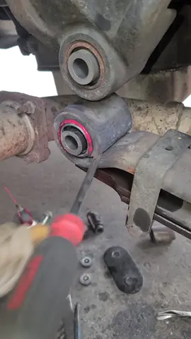 spring bushing 👽😁👌 #truck_diagnostic #mecanicodeltiktok #heavydutymechanic  #losfierrosnuncamienten #trucking #usatruckdrivers #viral #freightliner #camioneros #dieselmechaniclife 