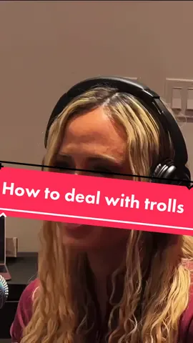 How to deal with internet trolls with @Christie  #trolling #trollcomments #fitnesspodcast #gymtalk #socialmediacomments 