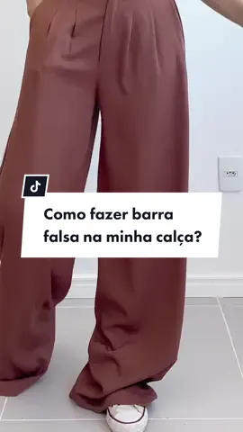 Não deu tempo de levar na costureira?  Ou você prefere não fazer barra fixa para poder usar a mesma calça com salto & tênis? Essa é uma boa dica para improvisar! #fashiontiktok #dicas #dicatiktokbrasil  