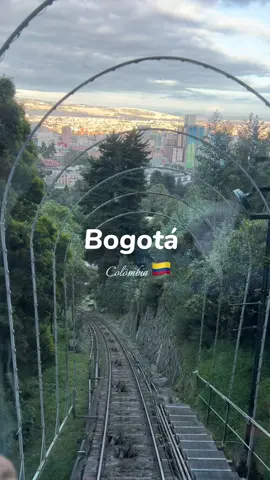 Bogotá capital da Colômbia pode passar despecerbido por muitos. Mas é um lugar lindo com um clima frio e cultura maravilhosa. #tiktokviagem #lugaresparavisitar #viagem #viajarpelomundo #paisagensincríveis #colombia 
