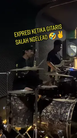 Mungkin dia sedang galau wkwk #musisi #band #drums #drummer #latihan 