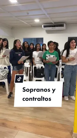 Así se van sumando las voces para formar todo el coro ¿Qué pasará si agregamos a los chicos? 😱🎶 #coro #soprano #contralto #musica #cantar 