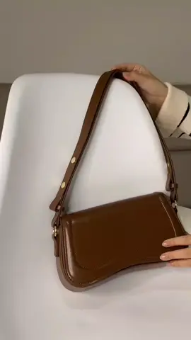 Olha a trend aí ⚡️🤎 Modelo Naomi disponível nas cores marrom, preto, off-white, verde e amarelo. Pode ser usada como baguete ou bolsa lateral. Quer a sua? ornobags.com.br  . R$189