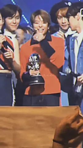 THE WAY HE HUGGED HER😩❤️ #shinee #key #shineekeyedit #luna #kpop #friendship #kpopfyp #xyzbca 