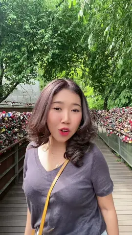 Joget diantara gembok cinta 