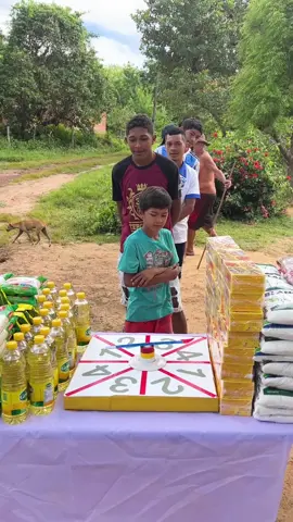 O melhor jogo do mundo doando cestas básicas para quem precisa! #brincadeiras  #desafios #desafiotiktok #cestabasica #jogos #desafio 