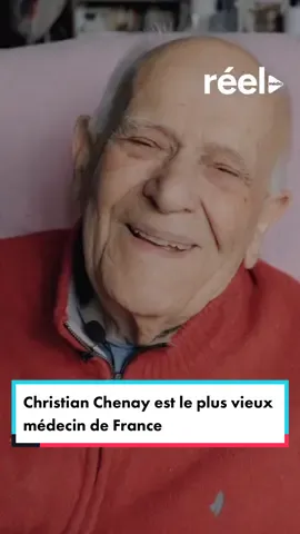 Christian Chenay, 102 ans, est le plus vieux médecin de France encore en activité. Installé en région parisienne, il a plus de 400 patients. En pleine forme, il écrit des romans, utilise ChatGPT et ne compte pas s’arrêter. #medecin #record #foryou #pourtoi #goodvibes #trend 