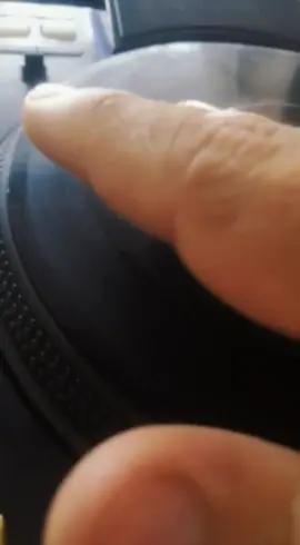 scratching es una técnica de DJ o turntablist utilizada para producir sonidos característicos a través del movimiento de un disco de vinilo hacia delante y hacia atrás sobre un tocadiscos, al tiempo que, opcionalmente, se manipula el crossfader en una mesa de mezclas. #cultura #music #dj #scratch #pasion #metas #djfactory