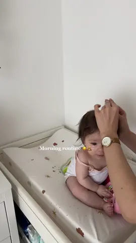 Morning routine. ✨🫧🧴🧸 #babyroutine #bathtime  #babybath #babyfever #babytok #MomsofTikTok #momtok #morningwithababy #morningroutine  #baby #babygirl  #banhodobebe 
